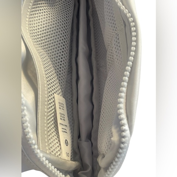 Lululemon NWOT Everywhere Belt Bag Vapor/
Persian Violet Rainbow Logo - Picture 5 of 15